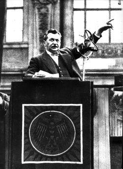 Freiheit und Leben kann man uns nehmen, die Ehre nicht - der SPD-Vorsitzende Otto Wels bei der Ablehnung des Ermächtigungsgesetzes am 23.3.1933.