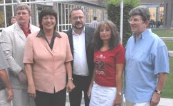 Die Gesundheitsministerin Ulla Schmidt ist bereits eine gute Bekannte für den SPD-Ortsverein. Dr. Wilfried Hamann, Ulla Schmidt (MdB), Reinhard Schultz (MdB), Lore Tröbst und Gundi Grabenmeier nach einer Diskussion zur Gesundheitsreform 2005.