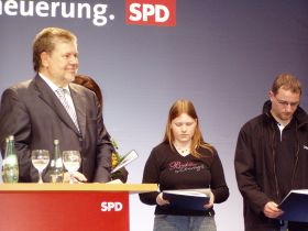 Catharina Hamann (Mitte) wurde das Mitgliedsbuch direkt durch den SPD-Parteivorsitzenden Kurt Beck (links) überreicht.