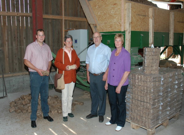 Holzbriketts vom Hof Püning v.l.:Michael Püning, GundiGrabenmeier, Bernhard Püning, Angelika Püning