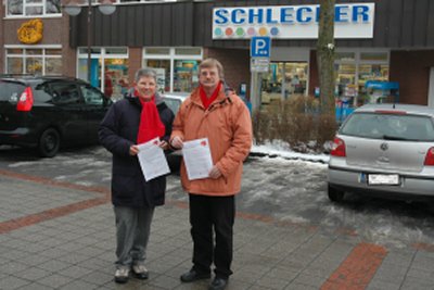 SPD-Ortsvereinsvorsitzender Dr. Wilfried Hamann und Gundi Grabenmeier, die allein die Hälfte der 1500 Unterschriften gesammelt hat, präsentieren ein Info-Blatt, dass vom SPD-Bundesvorstand zum Thema Schlecker herausgegeben worden ist