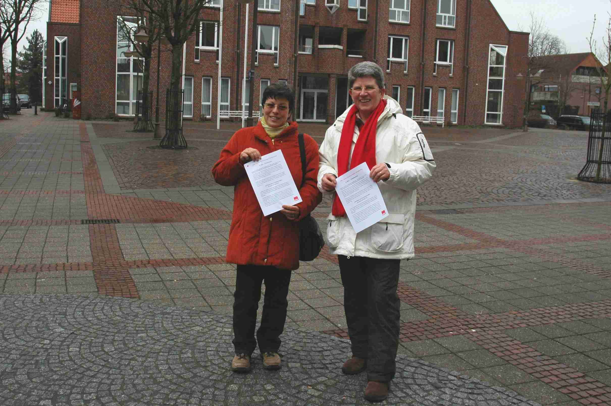 Kreistagsmitglied Gundi Grabenmeier (r.) und Helga Trümper Wolk, die als ihre Stellvertreterin für die nächste Wahlperiode nominiert wurde, haben für den Weltfrauentag ein Flugblatt entworfen, das sie am 06. März auf dem Wochenmarkt verteilen werden.