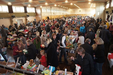 Ein breites Angebot für Besucher bietet wieder der Kinderflohmarkt in der Festhalle Everswinkel