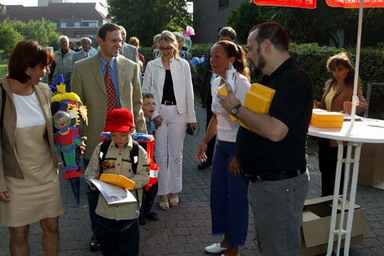 Fred Heinemann und seine Parteifreunde überraschten gestern die Schulanfänger mit einer Dose für das Pausenbrot. 