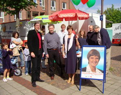 Die Landratskandidatin Gabriele Dönig-Poppensieker erhielt auf dem Wochenmarkt prominente Unterstützung, hier zusammen mit dem Rüdiger Sagel (Landtagsabgeordnete von Bündnis 90 / Die Grünen, vierter von links)