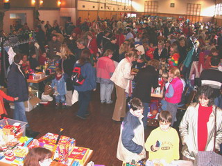 Beim 15. Kinderflohmarkt  bietet sich den Besuchern auch in diesem Jahr wieder ein buntes Bild. Angeboten wird wieder alles, für das die einen schon zu groß geworden sind und die anderen schon lange suchen. Am 20. November kann man hier alles vom Auto bis zum Zug finden.