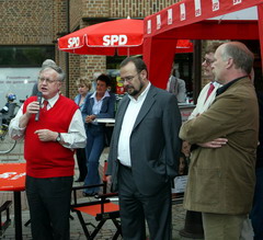 Bundestagsabgeordneter und erneuter Kandidat Reinhard Schultz bei einer früheren Veranstaltung auf dem Wochenmarkt in Everswinkel am 12.8.05
Vorne von links Ludwig Stiegler (MdB, stellv. Fraktionsvorsitzender), Reinhard Schultz (MdB), Dr. Wilfried Hamann (stellv. Vorsitzender der Kreis SPD) und Thomas Trampe-Brinkmann (MdL)
